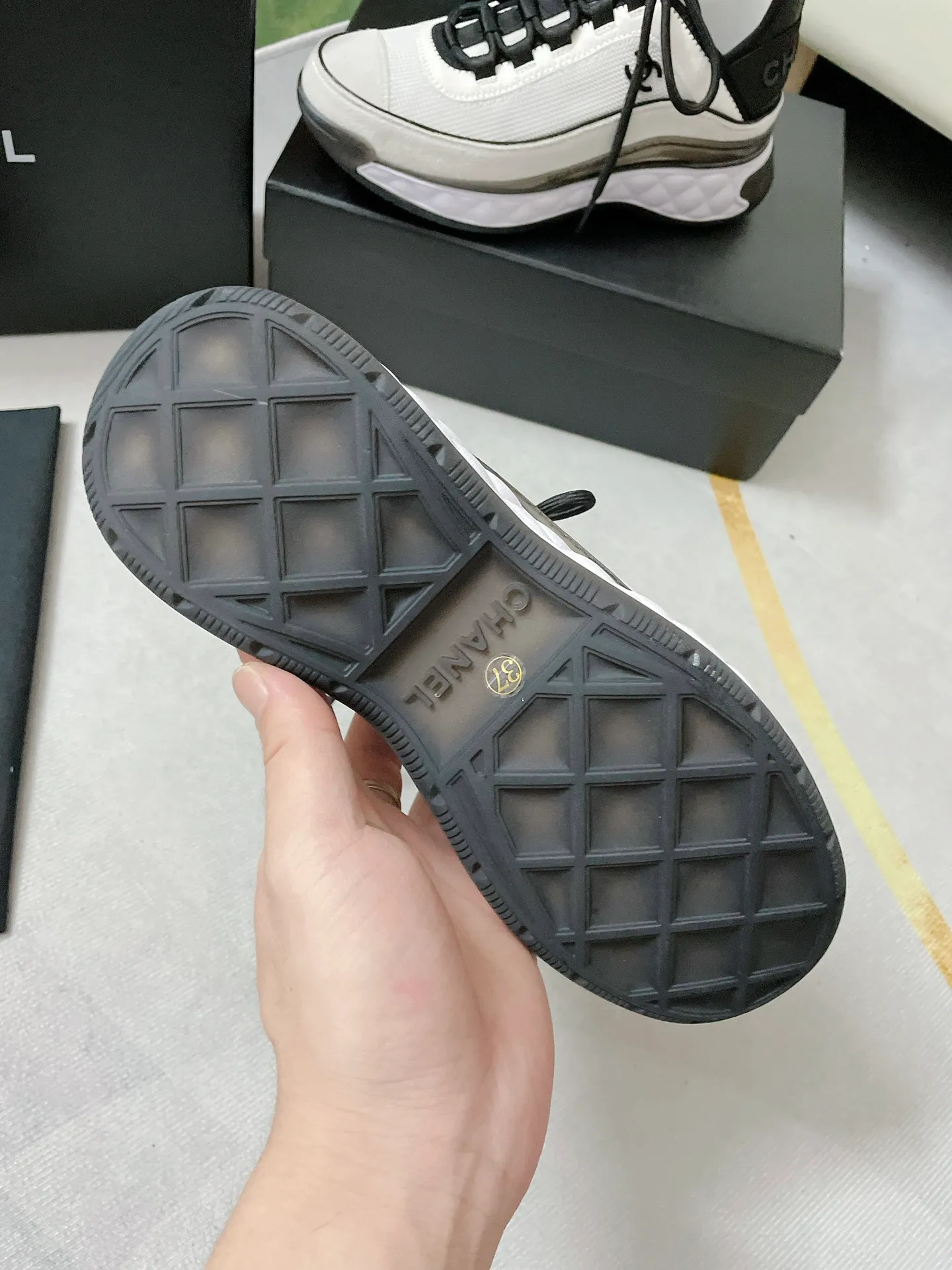 ✨Ex-factory price p480✨ Women's shoes, women's clothing, women's shoes, women's clothing Sizes: 35-45 in stock, welcome to see the board, tasting details. Chanel Chanel Couple Style Xiaoxiang Casual Sports Shoes Dad Shoes Couple Style Counter original version 1:1, each color is accurately matched and internally marked. Black and gold logo. Fabric: Silk cowhide/Imported sheep tendon Outsole: T✨Ex-factory price pU outsole/Transparent crystal outsole Comes with flip-top magnet box, complete packaging
